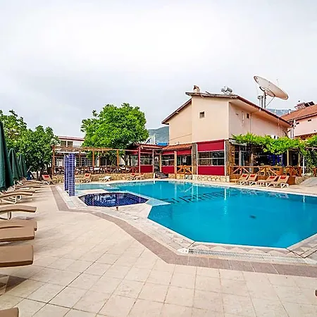 Suzanne & Restaurant Hotel 3*